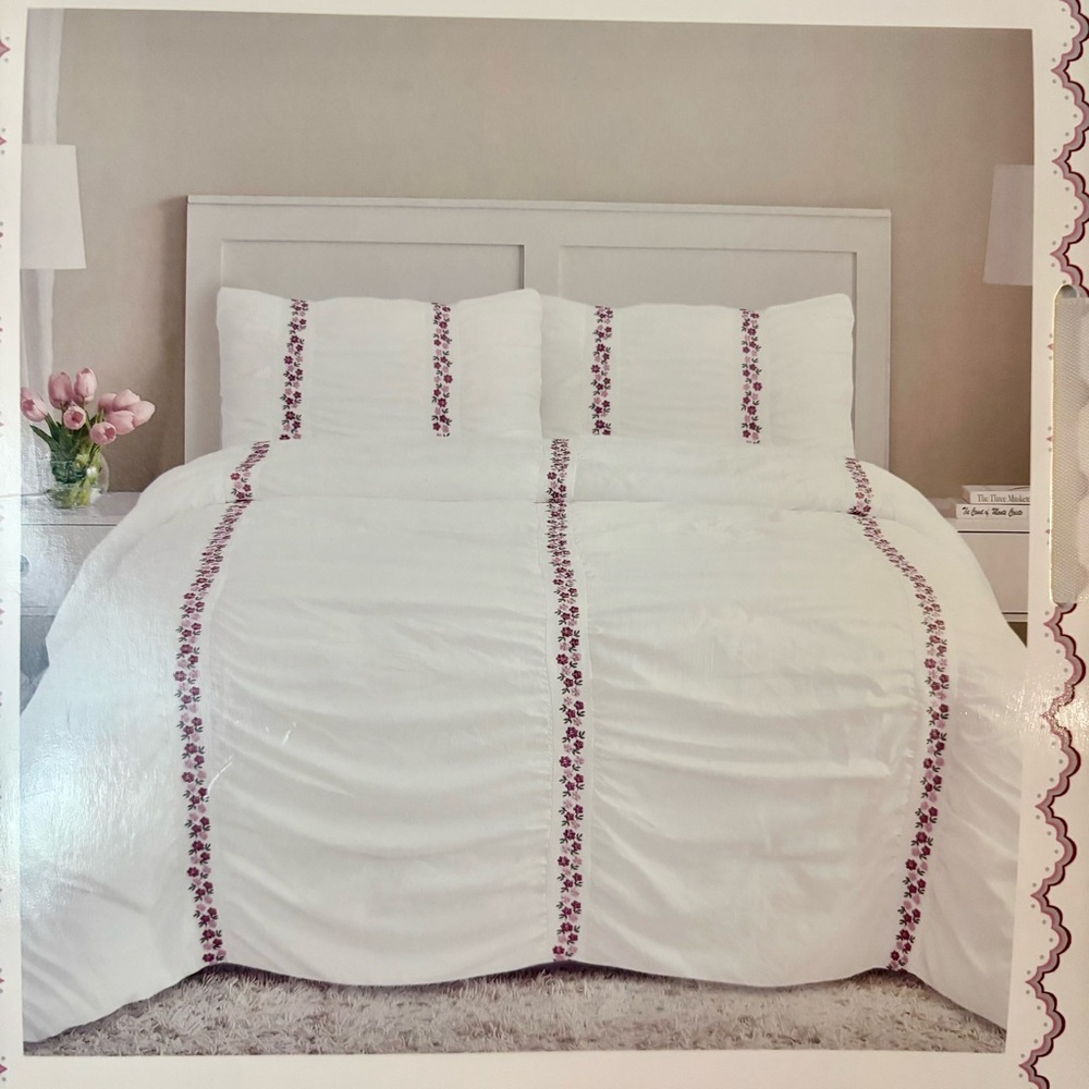 New Gunne Sax Quilt Blanket Full/ Queen.  White